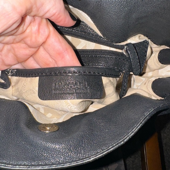 Beautiful black Michael Kors Large Hamilton bag with silver hardware. - Picture 4 of 6